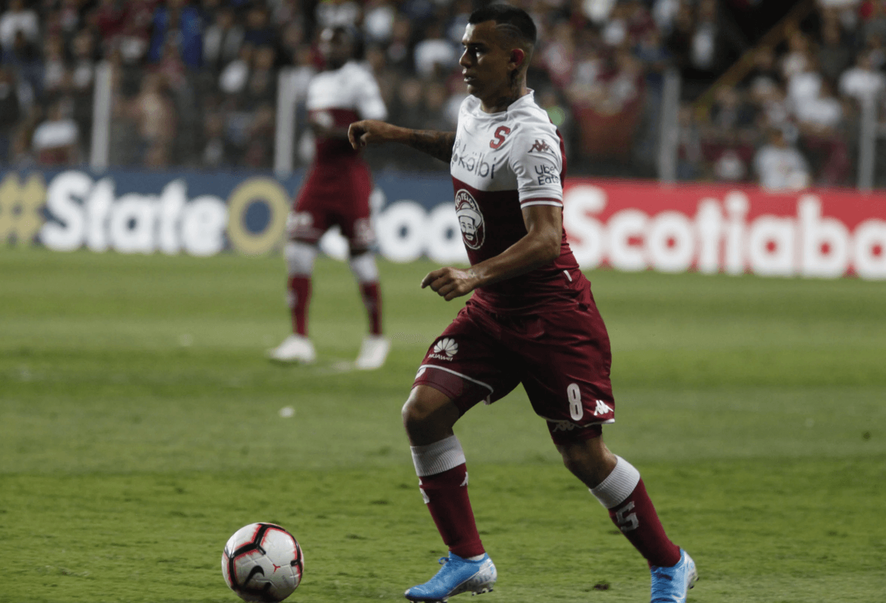 Saprissa venció al Motagua 1-0 con gol de Venegas en la final de ida; Salinas se fue expulsado por doble amarilla.