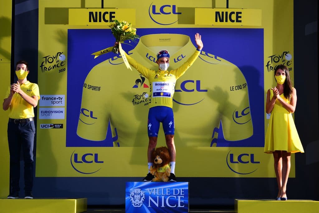 Del equipo Deceunink, el francés Julian Alaphilippe, celebra ser líder general de esta segunda etapa del Tour de Francia.