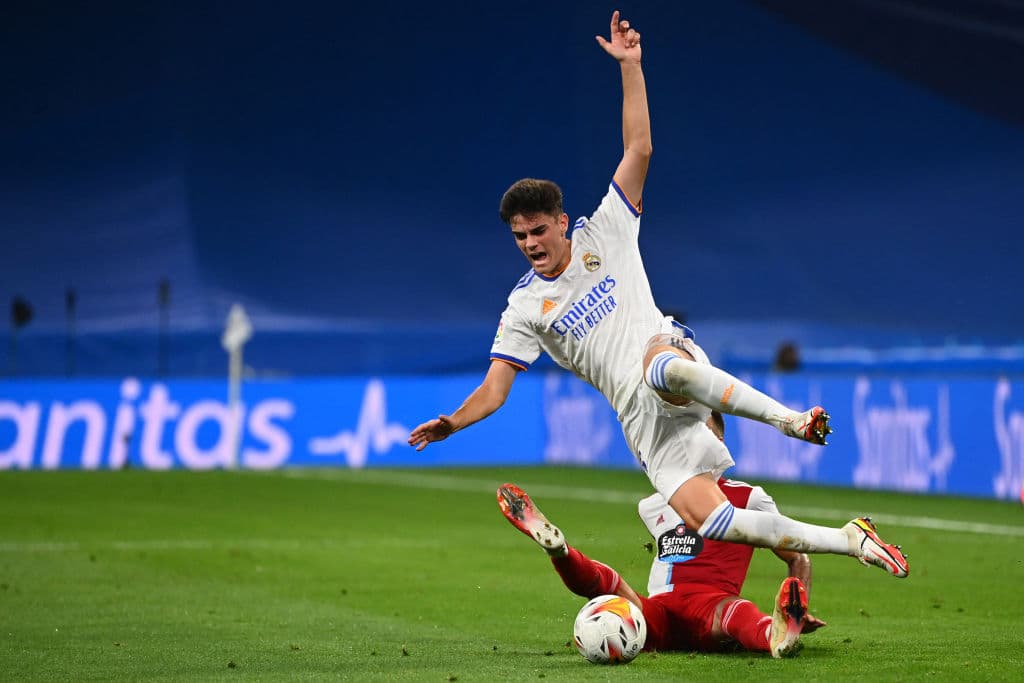 Real Madrid supera por mucho al Celta de Vigo tras goleada de 5-2, durante la cuarta fecha de La Liga. Karim Benzema está intratable, pues hizo tres anotaciones, una de ellas fue penal, Vinicius Jr (54') y Camavinga (72') sumaron goles para la victoria merengue. Santi Mina y Franco Cervi anotaron para los visitantes.