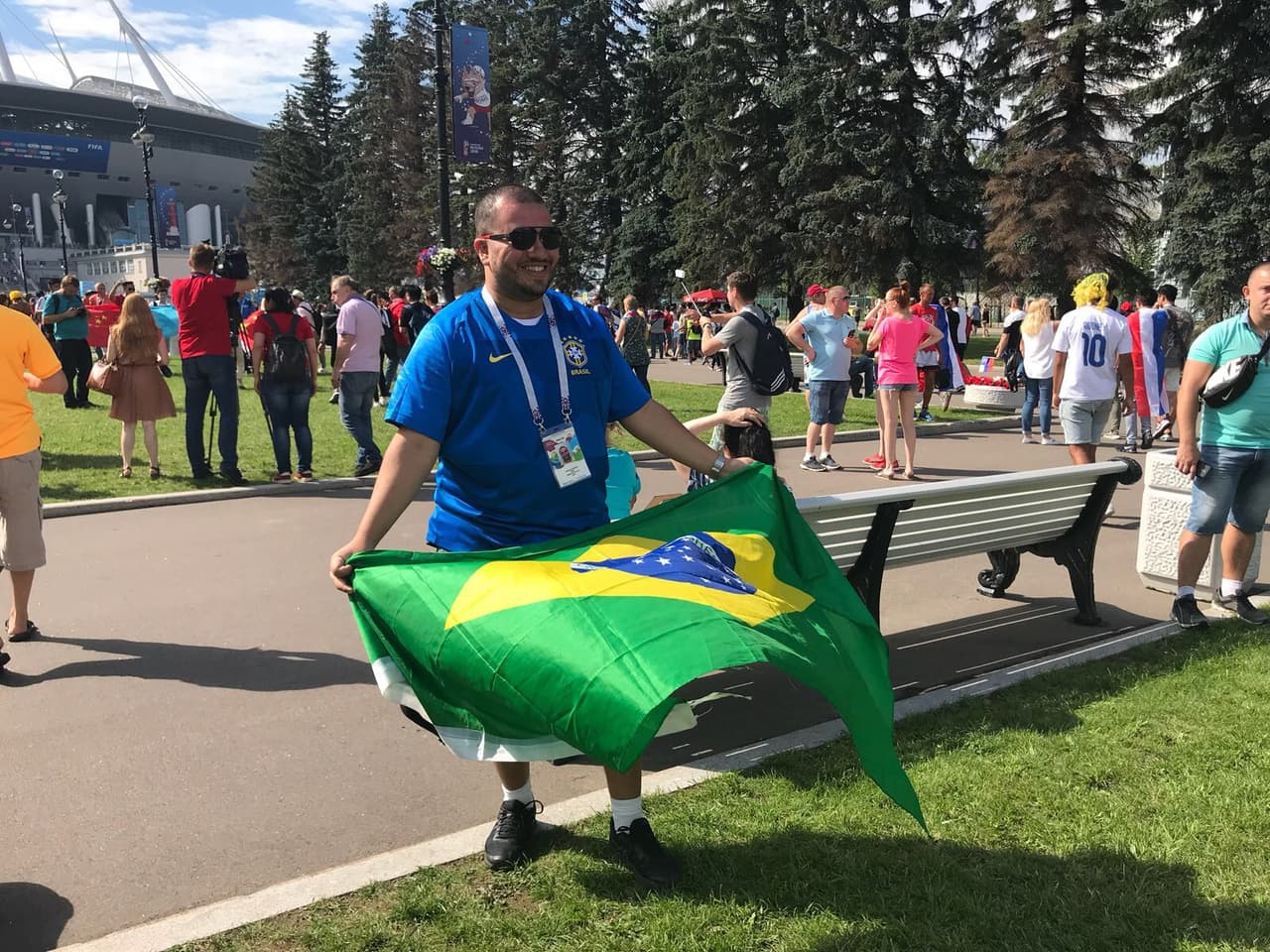 Fanático de Brasil pone su colorido y alegría en la definición del tercer lugar del Mundial de Rusia 2018 entre Bélgica e Inglaterra en San Petersburgo.