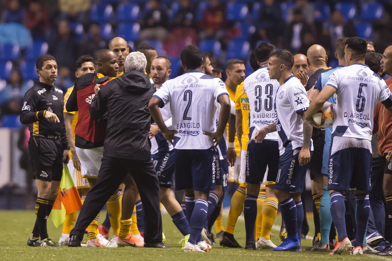 El técnico de Tigres Ricardo Ferreti tras enfrentarse verbalmente con su colega de Puebla José Luis Sánchez Solá.