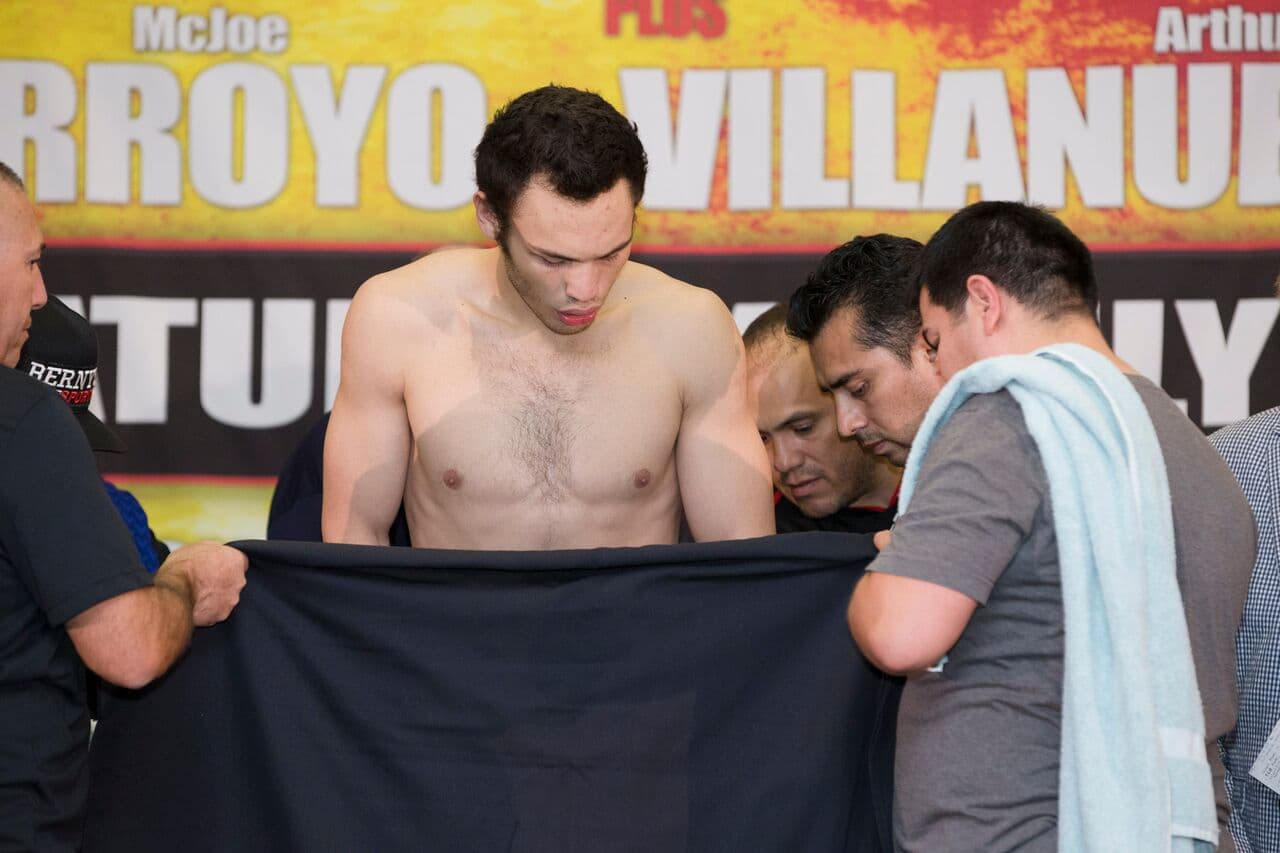 Completamente desnudo subió a la báscula para marcar 170.8 libras, para una batalla pactada como máximo en las 170, por lo que debió salir a toda velocidad para bajar los poco más de 300 gramos que excedió.