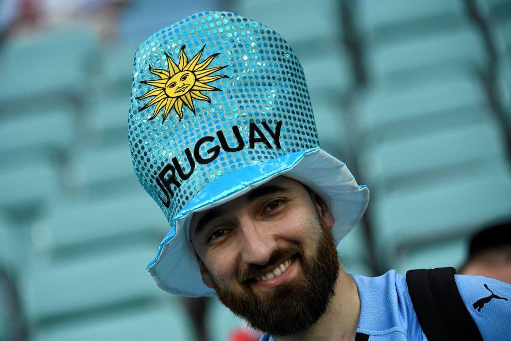 Los seguidores llegaron al Fisht Stadium en Sochi para disfrutar y mostrar su alegría en el partido entre Uruguay y Portugal, el segundo de las llaves de octavos de final del Mundial de Rusia 2018.