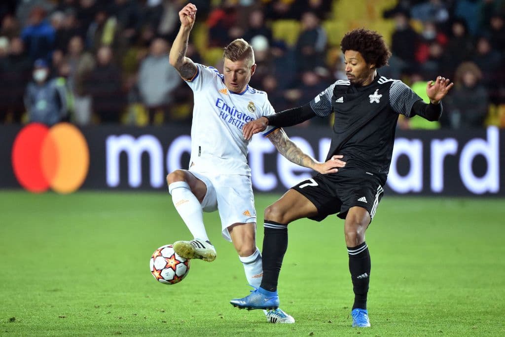 Real Madrid derrota 3-0 al Sheriff Tiraspol con anotaciones de David Alaba (30'), Toni Kroos (45+1') y Karim Benzema (55'), poniéndose como líderes de grupo y asegurando su clasificación a la siguiente ronda de la UEFA Champions League.