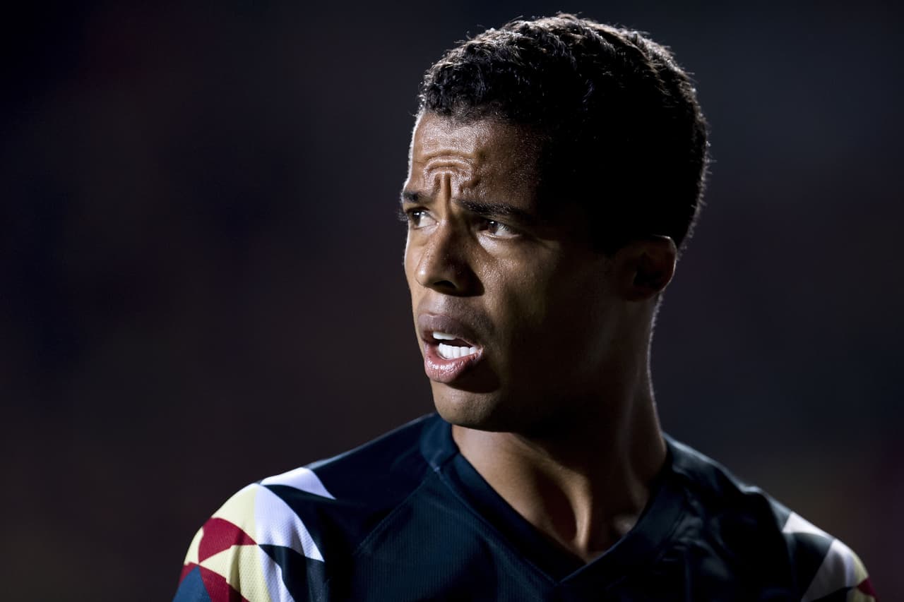 Gio dos Santos luce impotente ante el buen juego de Morelia.