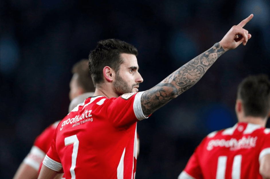 Justo antes de finalizar el primer tiempo, Pereiro volvió a aparecer para firmar su doblete. Bergwijn centró, se desvió en un defensa y el oriental llegó por el segundo palo para empujar la pelota a la red.