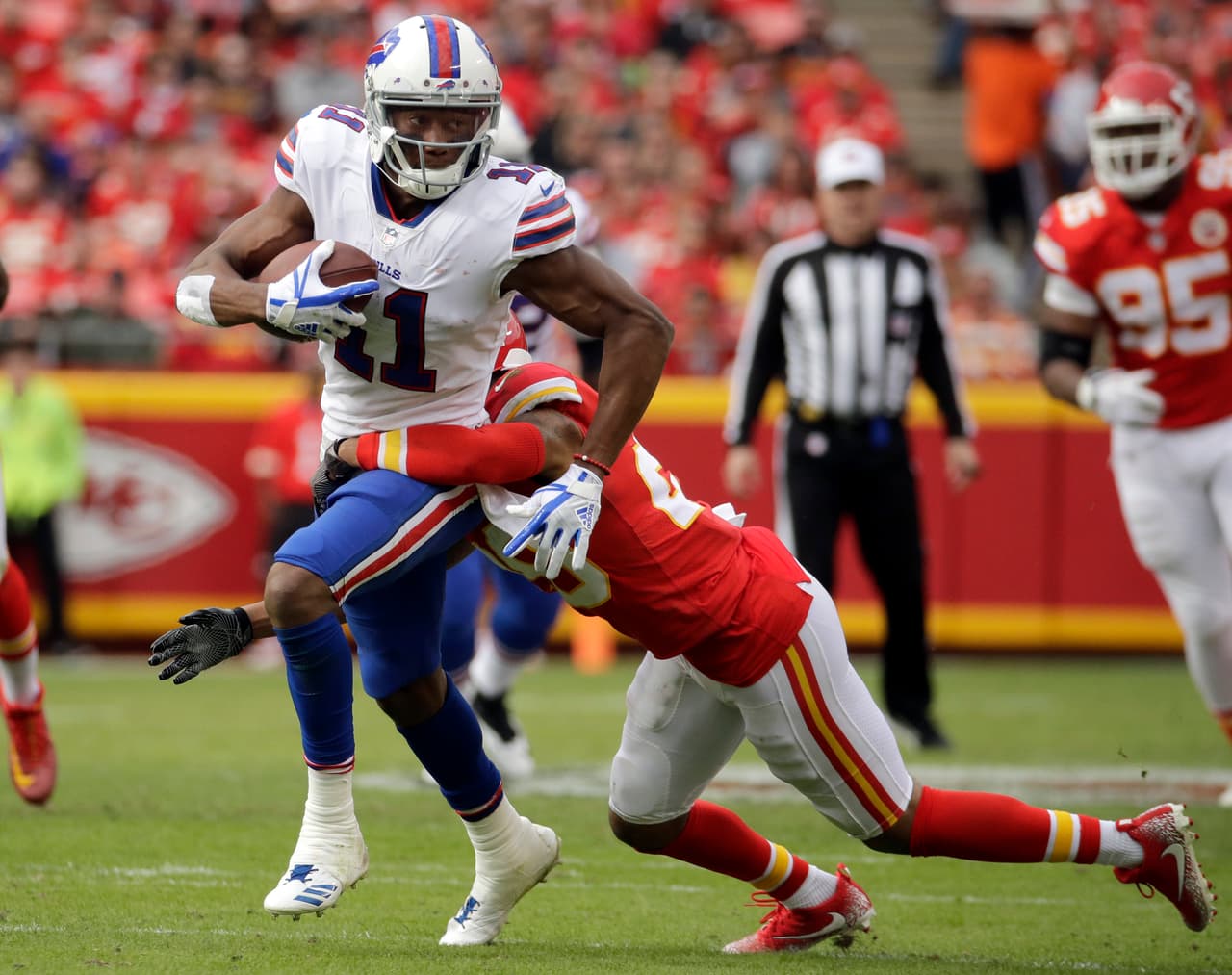 El atleta intentó atravesar la ventana mediante el hueco pero afortunadamente su hermano lo contuvo hasta que arribó la policía.