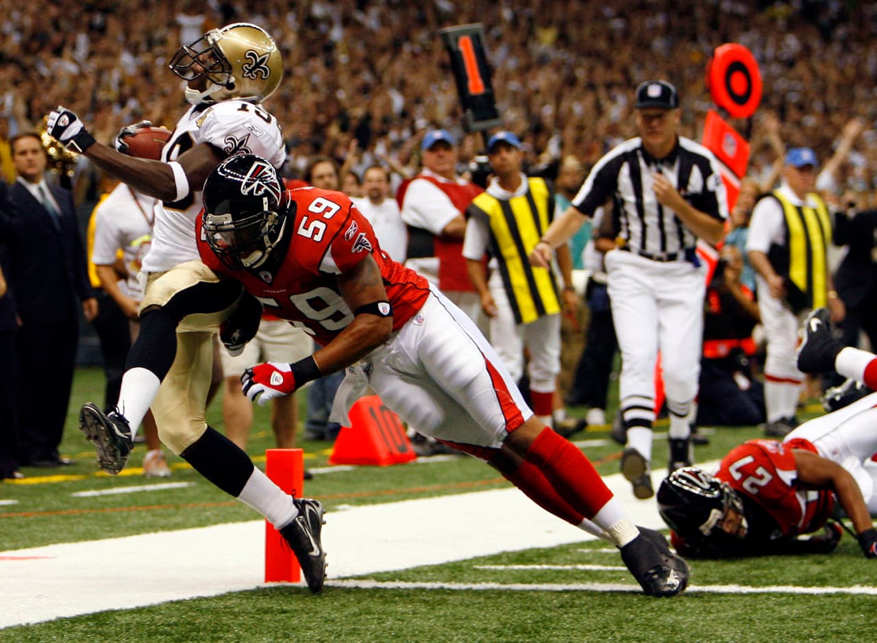 <b>Renacimiento</b>
<br>El receptor de los New Orleans Saints, Devery Henderson, consigue la primera anotación frente al linebacker de los Atlanta Falcons, Michael Boley (59), en el recién reabierto Superdome en Nueva Orleans el lunes 25 de septiembre 2006.