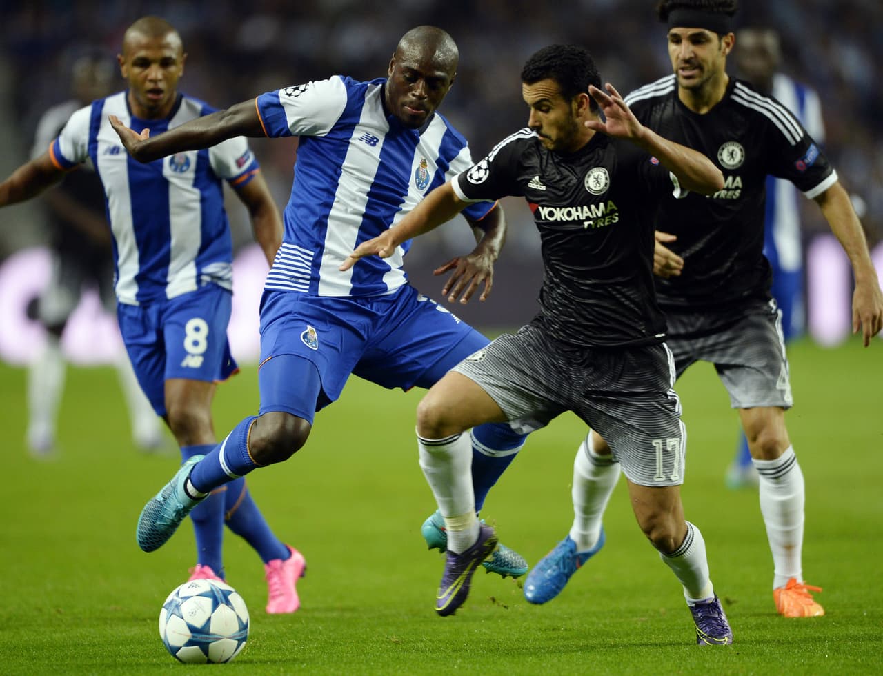 En Portugal, los Dragones del Oporto derrotaron 2 a 1 al Chelsea de Mourinho con goles de André y Maicon que celebró con todo Íker Casillas quien impuso récord de partidos jugados en la Champions al llegar a 152 presentaciones.