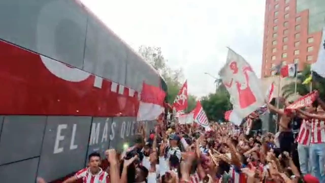 ¡Confían en remontada! Fans de Chivas impulsan con serenata a su equipo