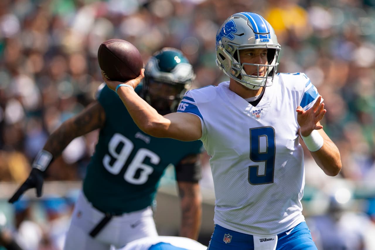 Matthew Stafford con el número 9 de los Detroit Lions lanza un pase en el partido contra los Philadelphia Eagles en el primer cuarto.
