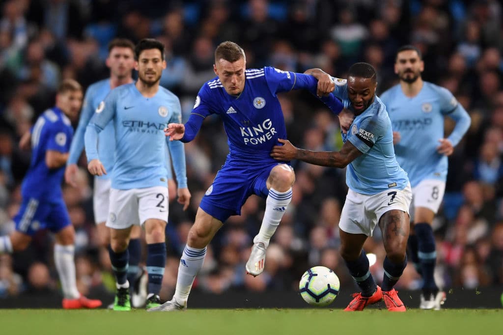 Incluso hasta Raheem Sterling ayudaba al Manchester City en custiones de la marcación, aquí haciéndole la vida imposible a un deslucido Jamie Vardy, casi inadvertido todo el juego para el Leicester City.