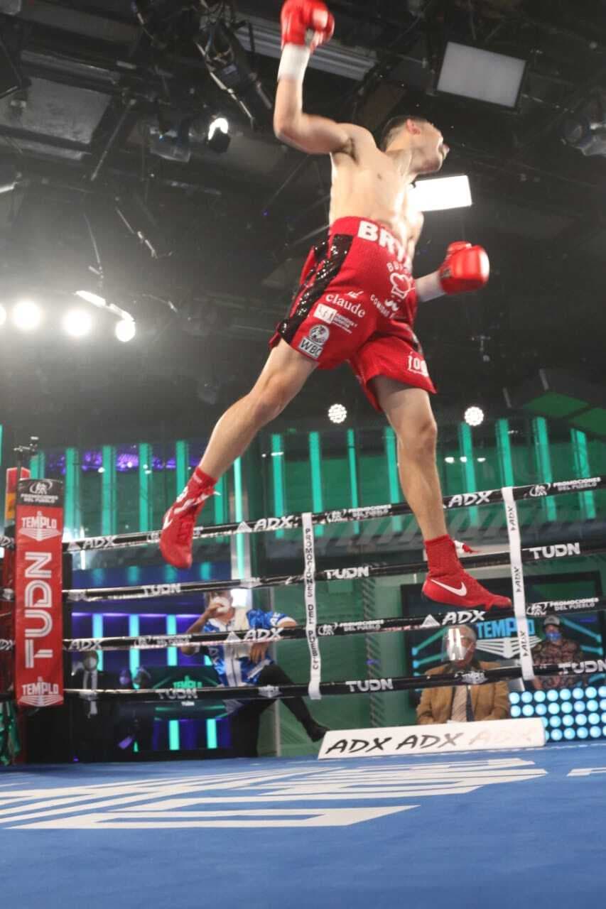 Bryan Flores se impuso a Jorge Sánchez al cabo del tercer round | Bryan 'Niño Maravilla' Flores dio muestra de su poderío y al 01:48 del tercer round se impuso por la vía del nocaut técnico a Jorge 'Estruendo' Sánchez,