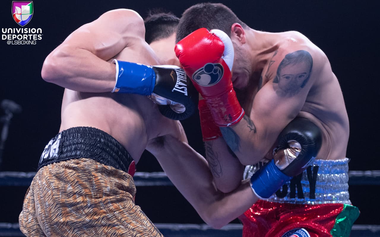 En la velada coestelar, el invicto Brandon Figueroa acabó con Moisés 'Chucky' Flores en tres asaltos para seguir avanzando en la clasificación y poder contender por un título mundial en un futuro cercano.