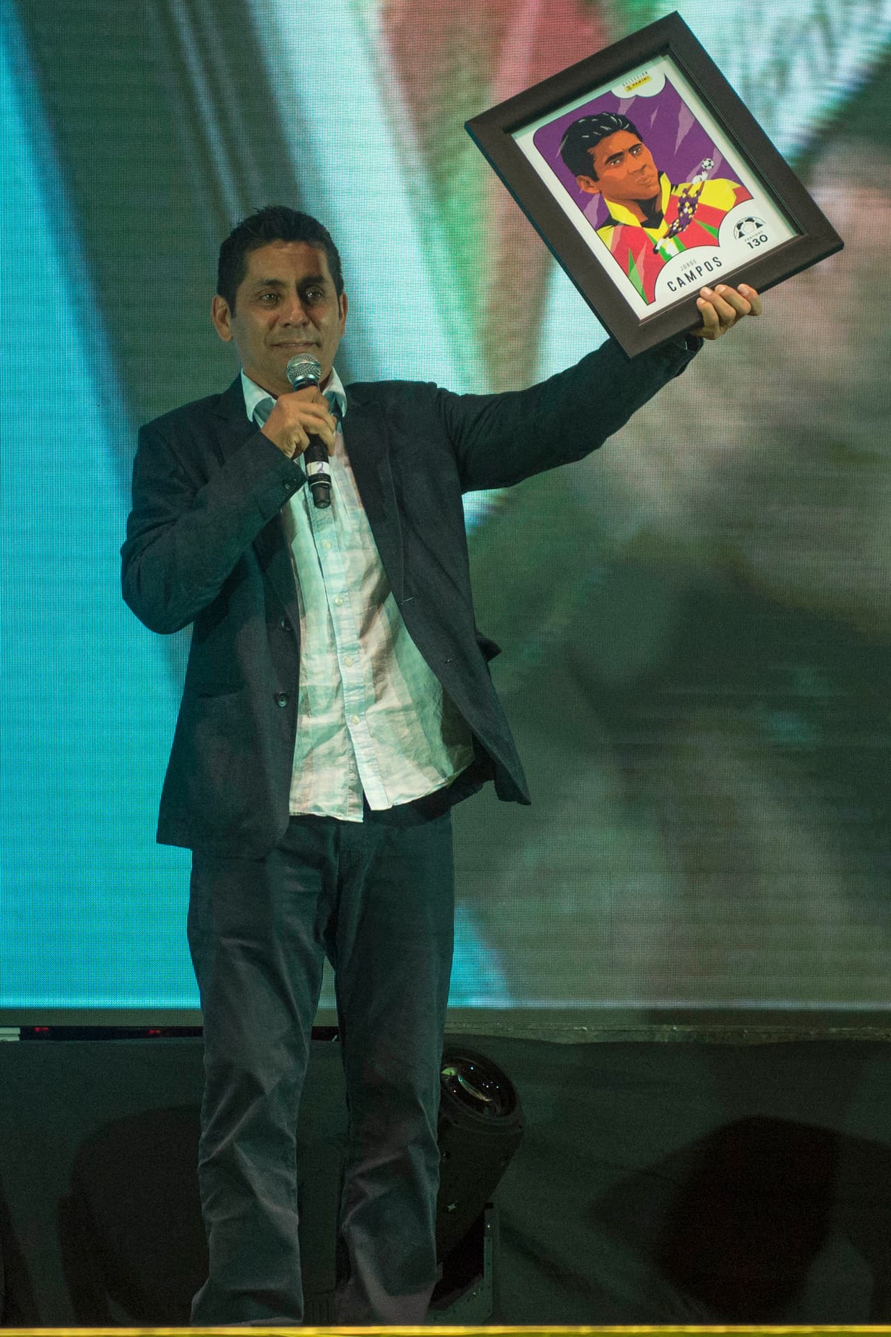 La fiebre del álbum del Mundial Panini tuvo su lanzamiento en México con la presencia de varias figuras históricas del 'Tri' y de personajes como la Parka y la mascota del Panini para darle colorido.