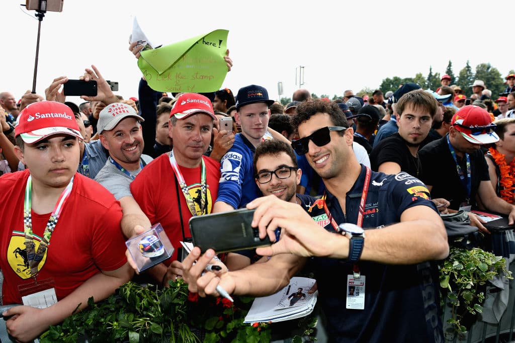 El tercero en esa pelea por la clasificación de pilotos es el australiano Daniel Ricciardo, que esta temporada ha ganado más carreras que en otros años.