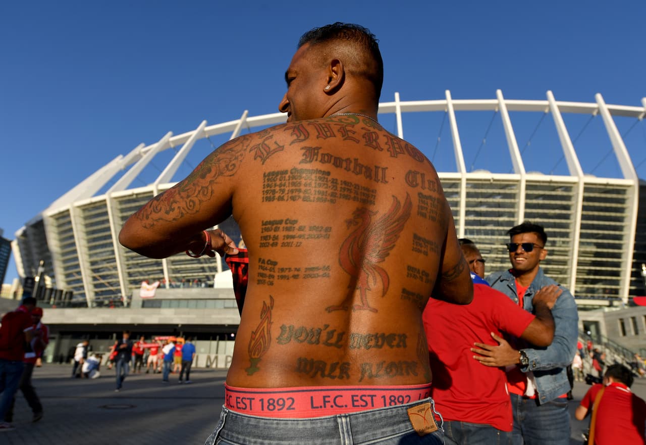 Entre los fans de Liverpool este, con tatuajes por todo su cuerpo, llama mucho la atención en una de las entradas al Olímpico.