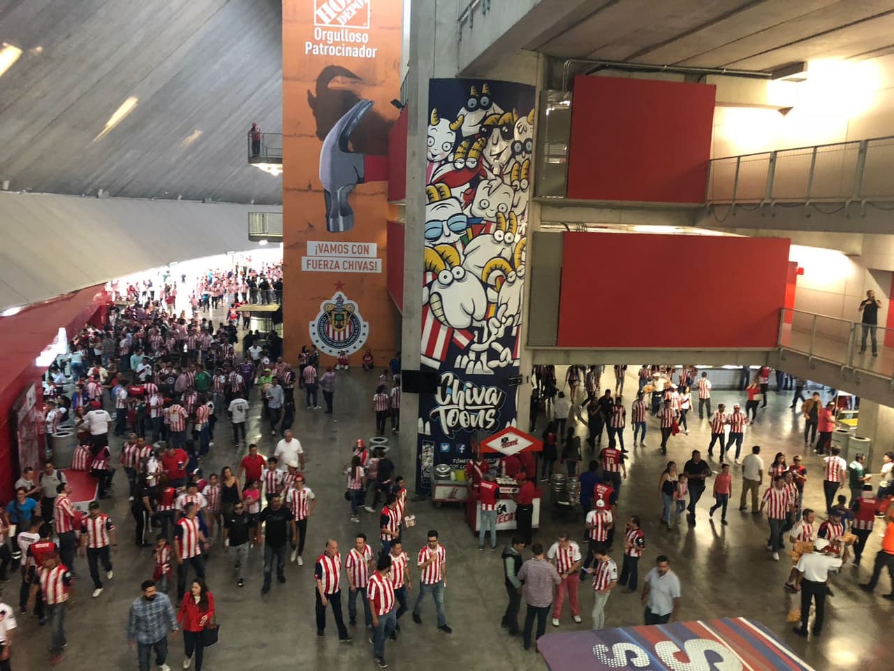 En los alrededores el estadio Akron la alegría y emoción la pusieron los aficionados de las Chivas que entusiasmados por un nuevo título de su equipo llegaron en gran número para ver la final de la Concacaf Liga de Campeones ante Torotno F.C.