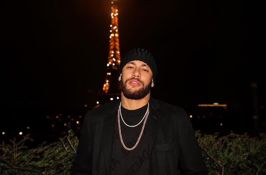 Ya con el PSG se lesionó ante el Madrid, perdiéndose la vuelta de los octavos de final y aprovechando para ir a Brasil a celebrar a su hermana; ni las muletas lo pudieron detener.