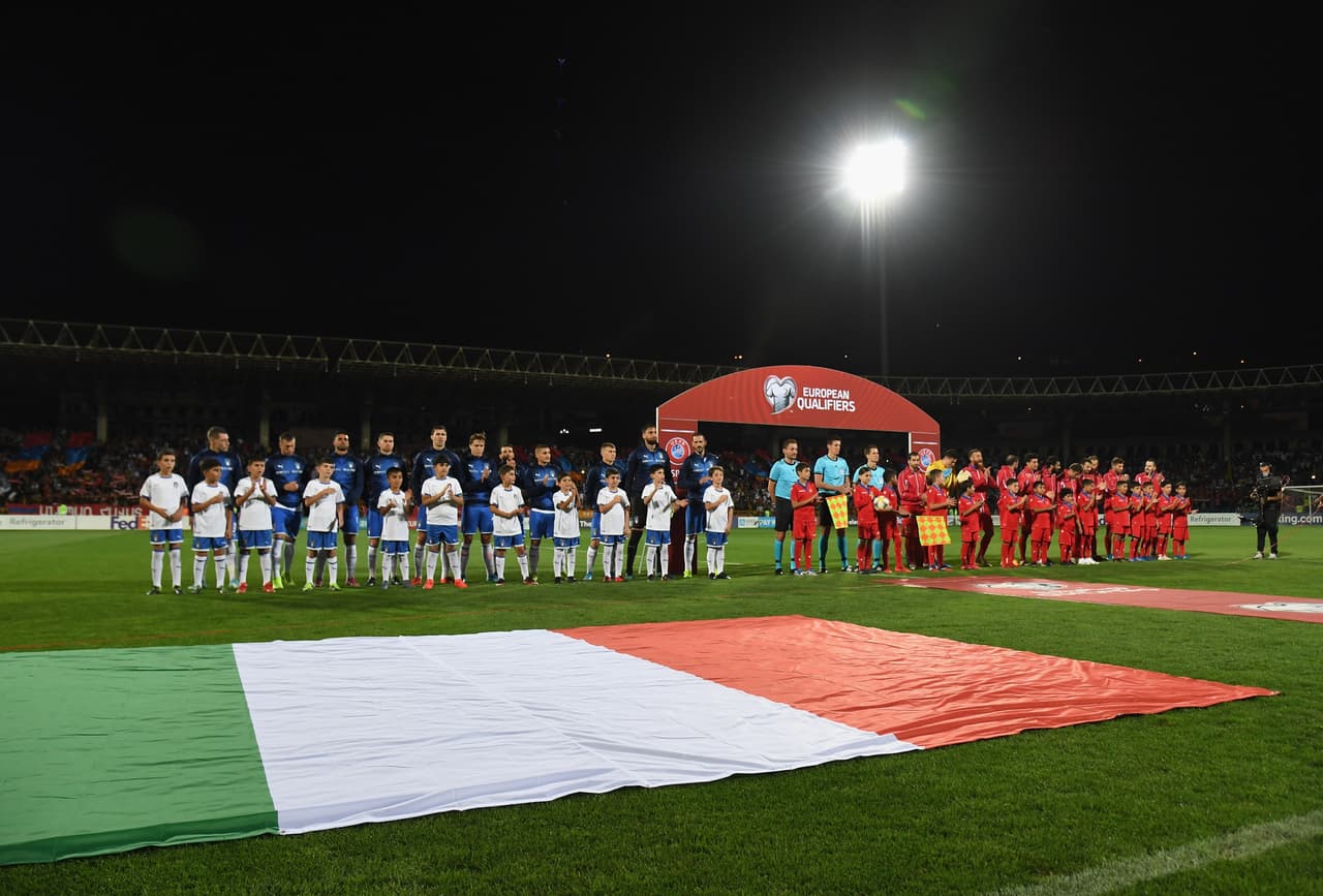 Italia mantiene paso perfecto con cinco triunfos en fila. Armenia cae pero mantiene posibilidad de calificar.