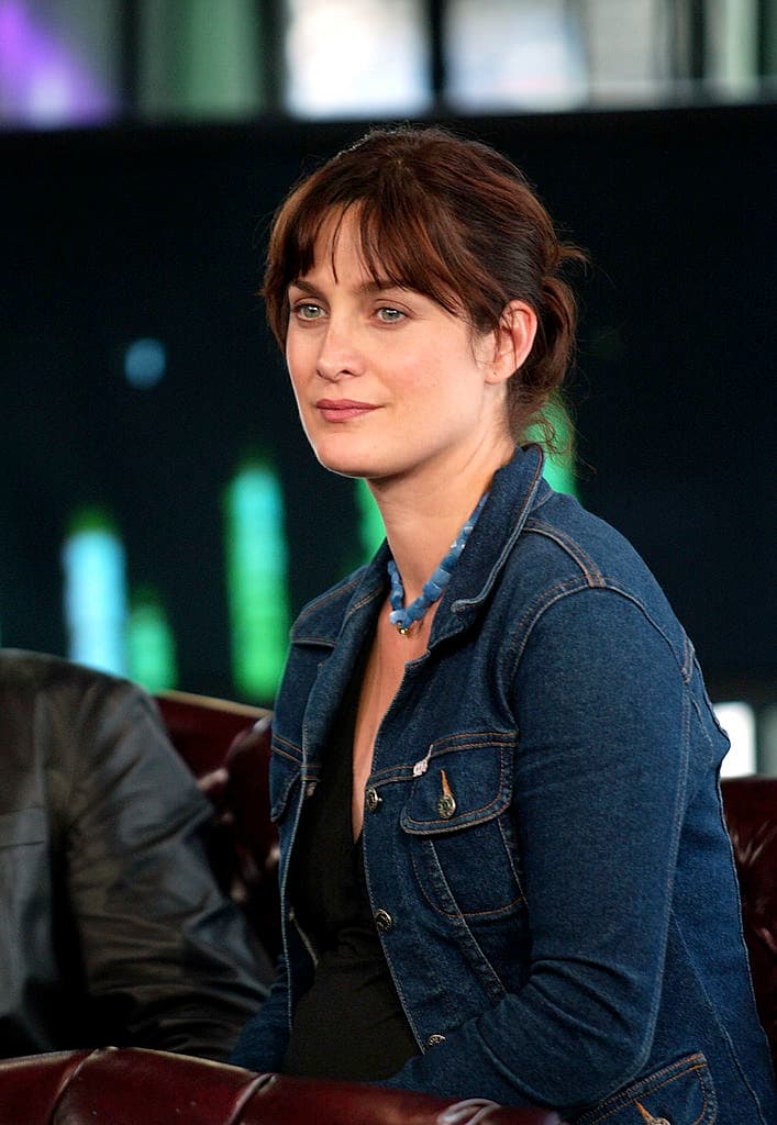 Pero fuera del trabajo es Neo, un hacker que un día recibe una misteriosa visita...