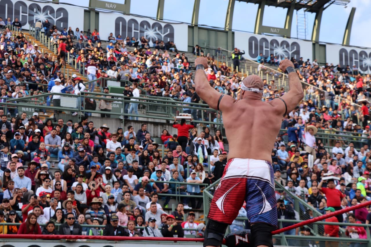 Lucha libre en el autódromo Speed Fest.