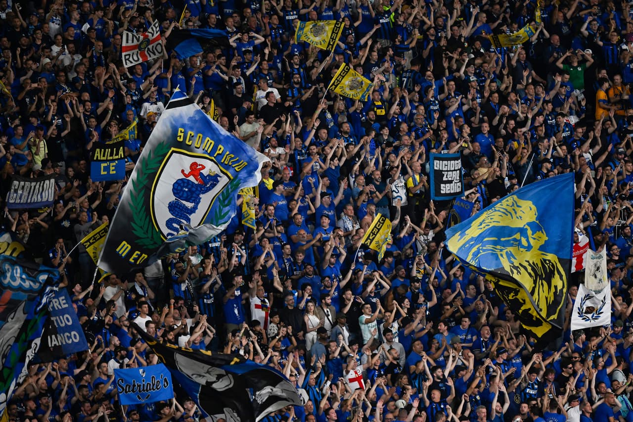 El show previo al inicio de la Final de la UEFA Champions League fue espectacular, la afición también da color al encuentro en Estambul.
