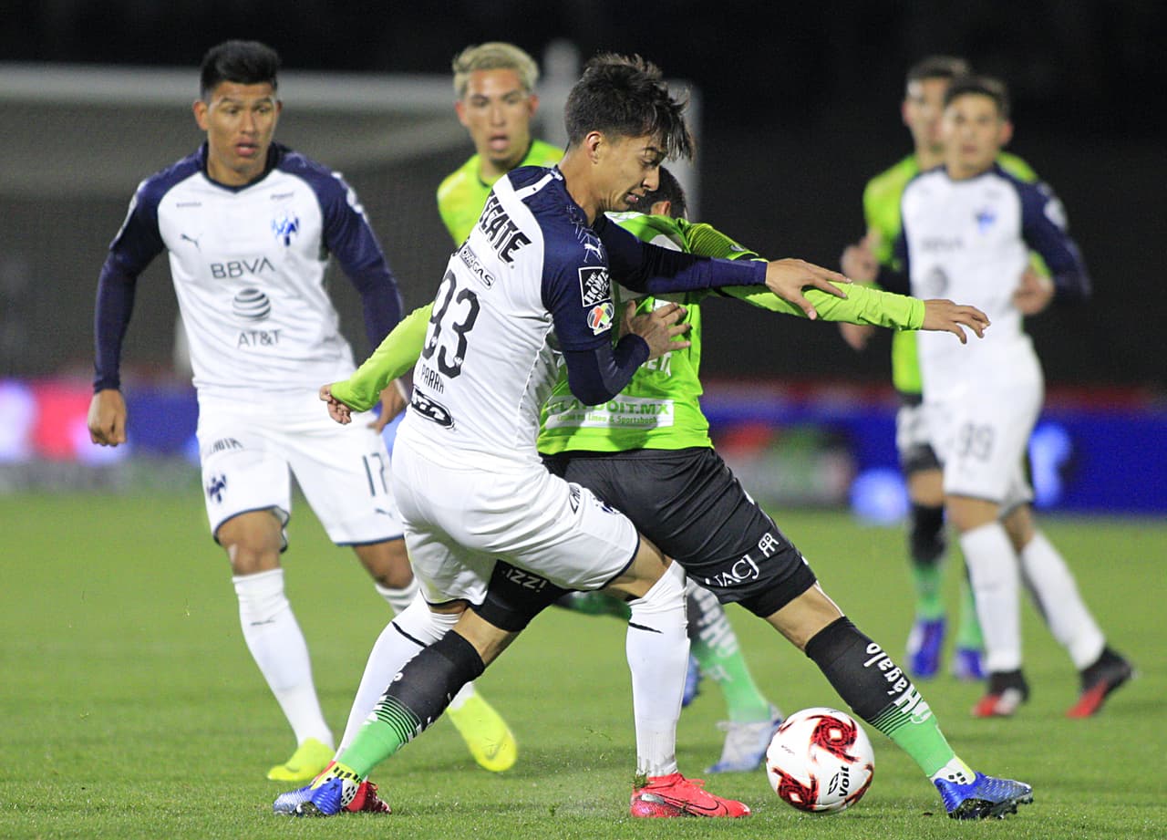 Durante el primer tiempo, Monterrey generó algunas jugadas de peligro por la banda izquierda, mientras que Bravos encontró espacios en la banda derecha.
