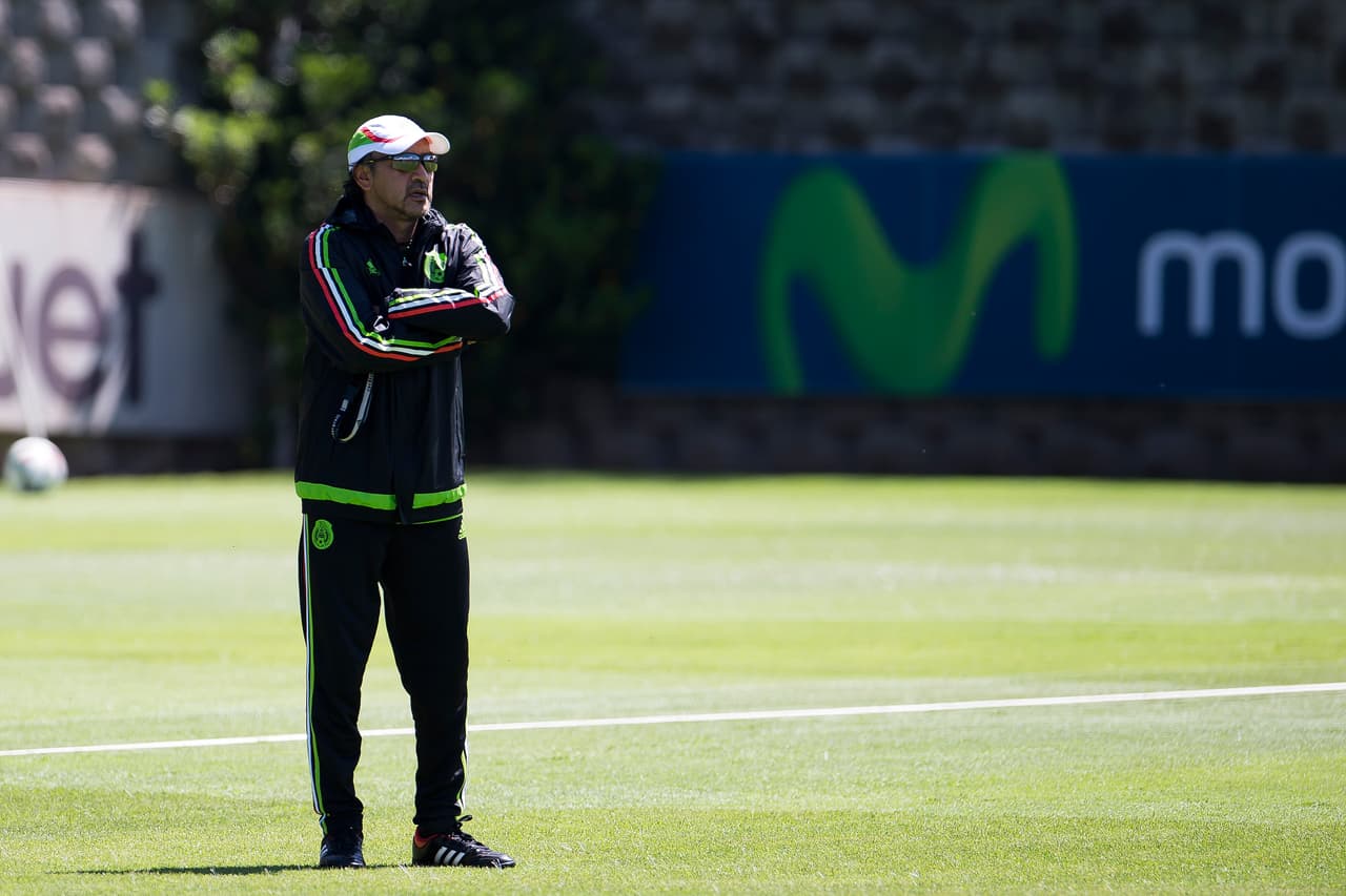 A pesar de su disposición cuenta con el problema de que necesita dirigir en octubre próximo el preolímpico con la selección mexicana de la categoría. Fotos Mexsport