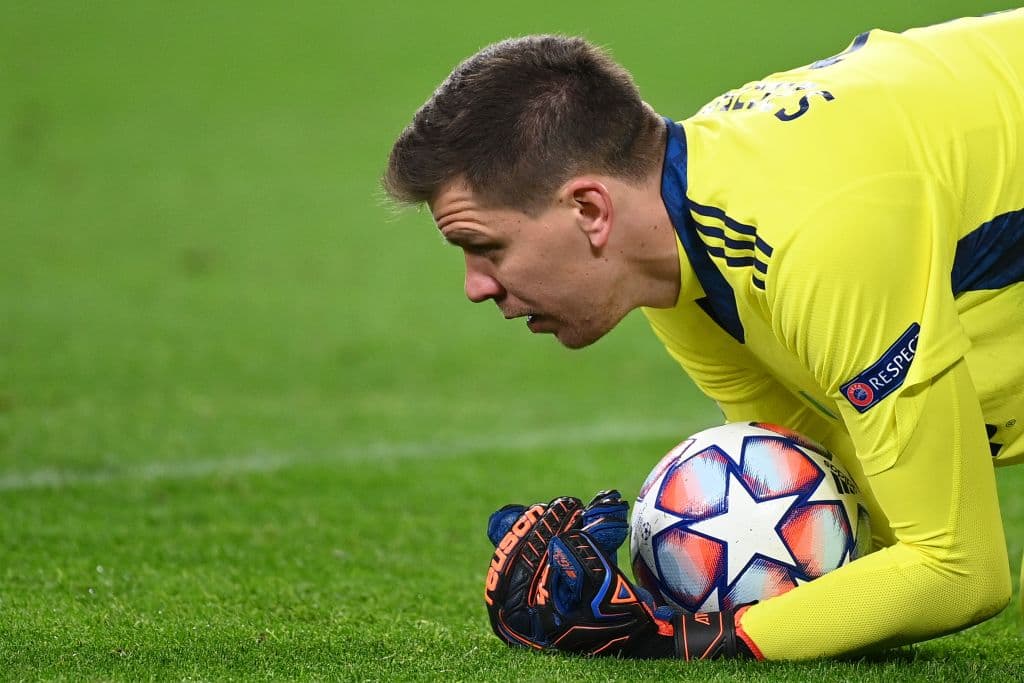 La Juventus golea al Dinamo de Kiev 3-0. Con goles de Federico Chiesa, Cristiano Ronaldo y Álvaro Morata. La árbitro Stéphanie Frappart se convierte en la primera mujer en pitar un partido de la Champions League.