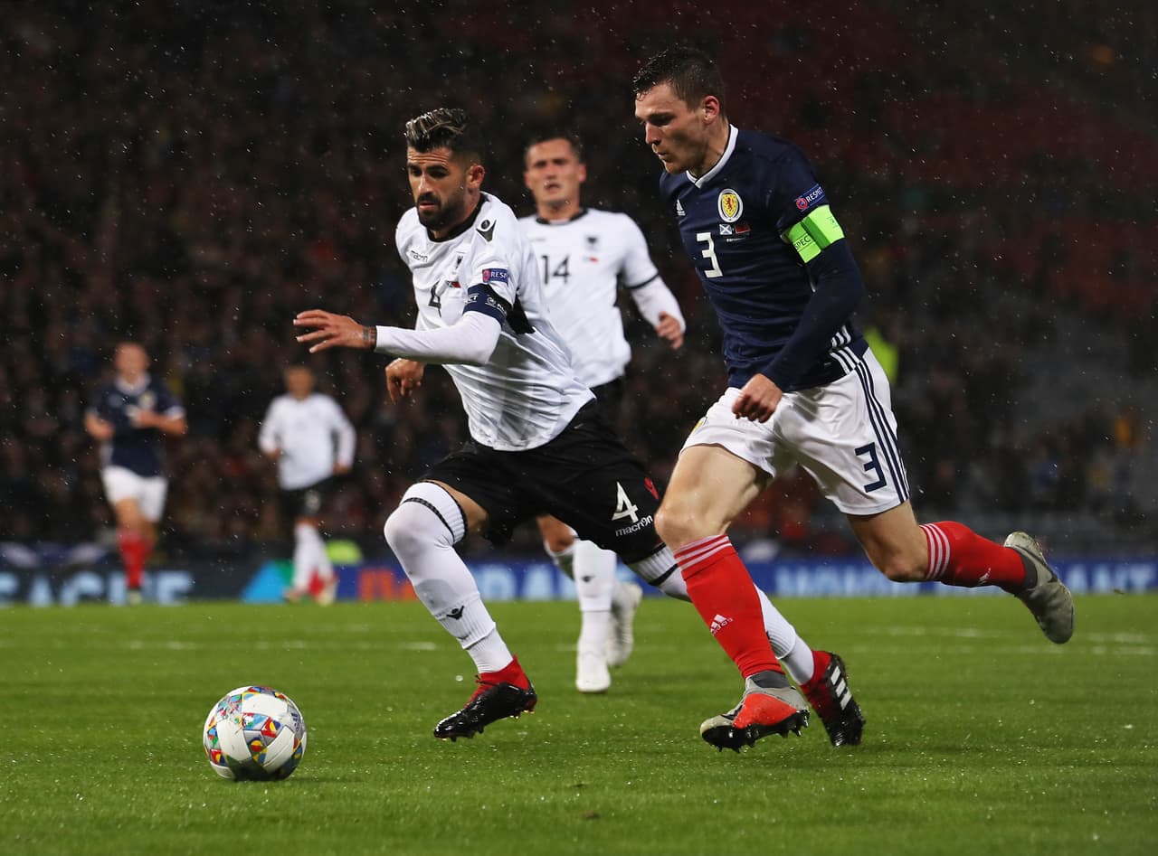 El capitán Andy Robertson (3) jugador del Liverpool, fungió un rol importante con los desbordes por las bandas, aquí forcejeando con su contraparte de Albania Elseid Hysaj.