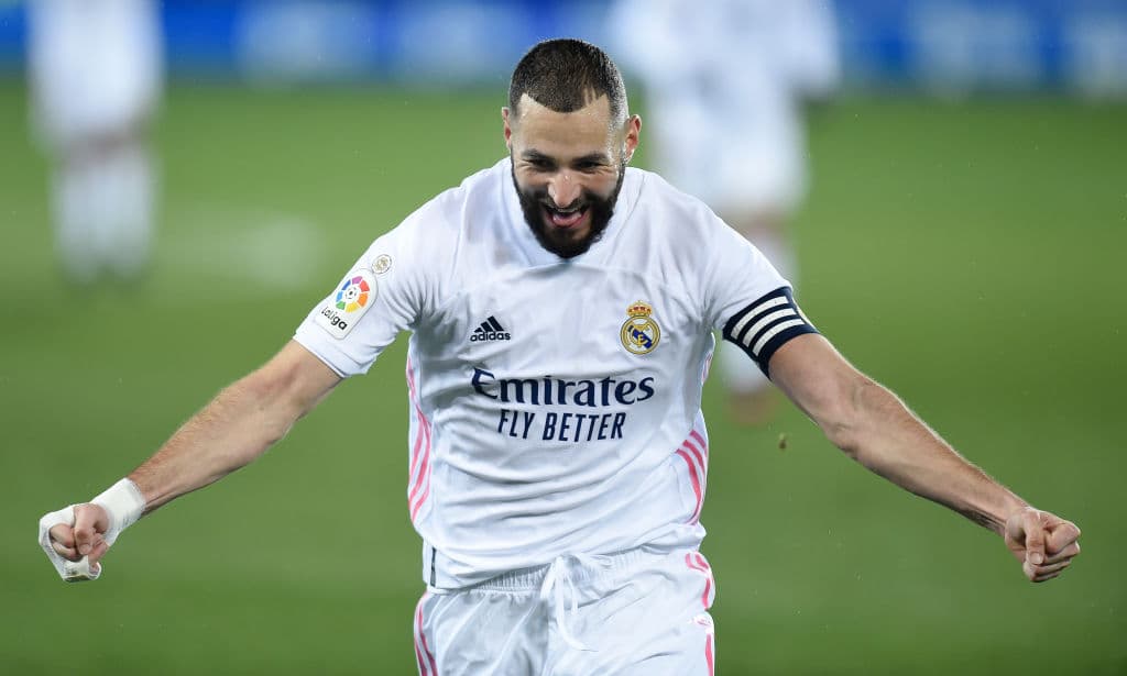 Casemiro (15’) abrió la cuenta y Benzema (41’) creció la ventaja. Antes de concluir la primera mitad, Eden Hazard (45+1’) marcaba el tercero en el Mendizorroza. Joselu (59’) hacía el descuento en la parte complementaria, pero Benzema (70’) conseguía sellar la goleada con su doblete. Real Madrid llegó a 40 unidades y recibirá al Levante en la siguiente fecha de La Liga.