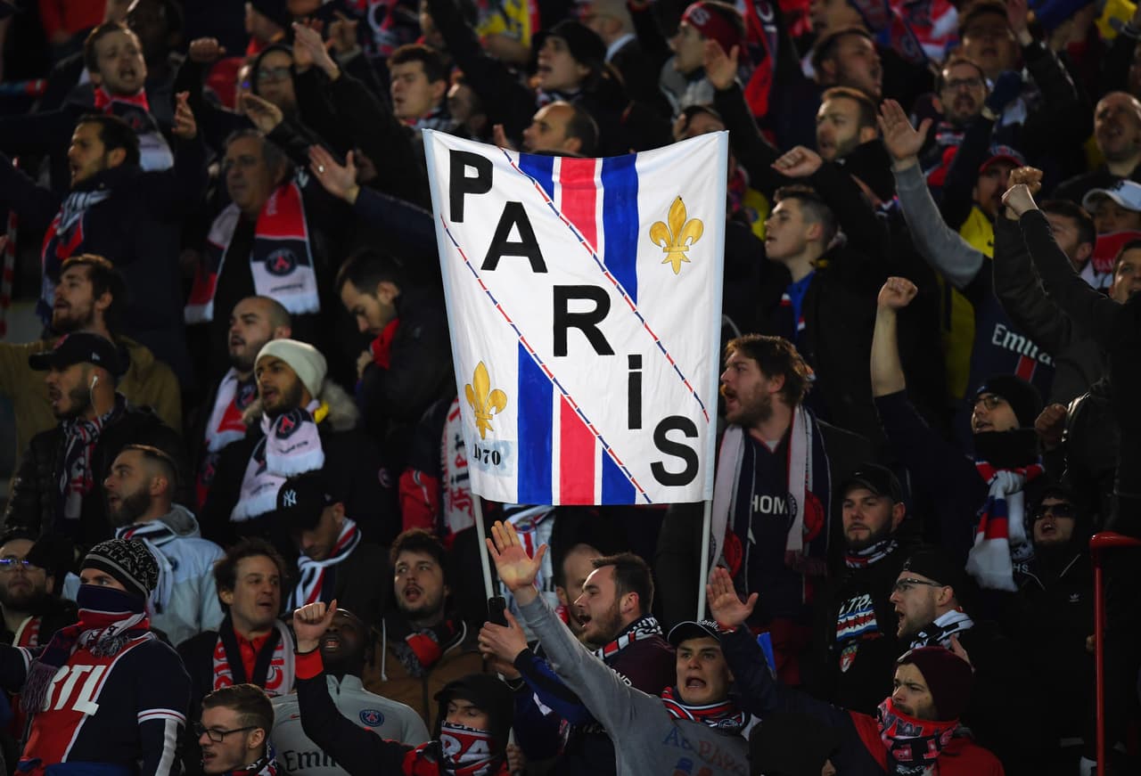 Los aficionados del Paris Saint-Germain –los más hostiles– y del Real Madrid han puesto el color en los alrededores del Parque de los Príncipes, así como en las graderías. Un ambientazo para vivir un partido de primer nivel en los octavos de final de la Champions League.