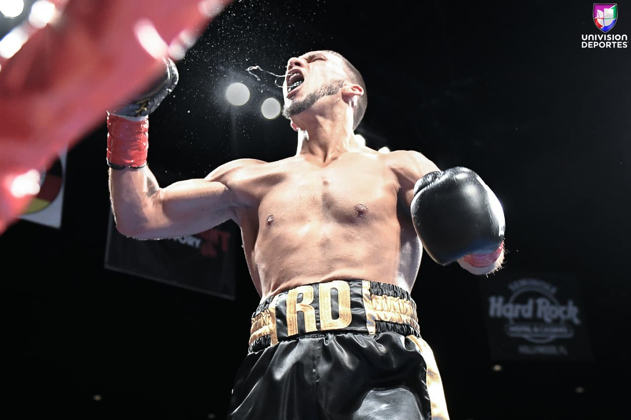 El hijo de la leyenda, oriundo de Fort Lauderdale, Florida, hizo su impresionante debut profesional en peso wélter (1-0, 1 KOs) al detener a su oponente en 2:21 minutos de la cuarta ronda en el Seminole Hard Rock Hotel & Casino de Hollywood, Florida.