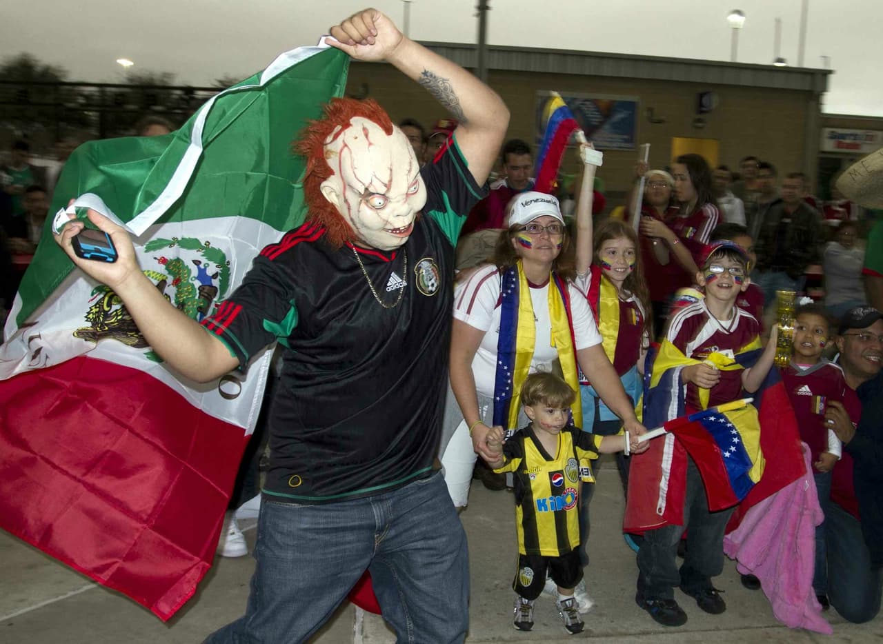 México tuvo su revancha en la edición de 1990 de los Juegos Centroamericano y del Caribe, en organizados en la Ciudad de México, aunque el torneo de futbol se jugó en Toluca. En la final se encontraron mexicanos y venezolanos pero ahora con victoria 3 – 0 para el azteca tricolor que obtenía su quinta medalla de oro en futbol en la historia del evento.