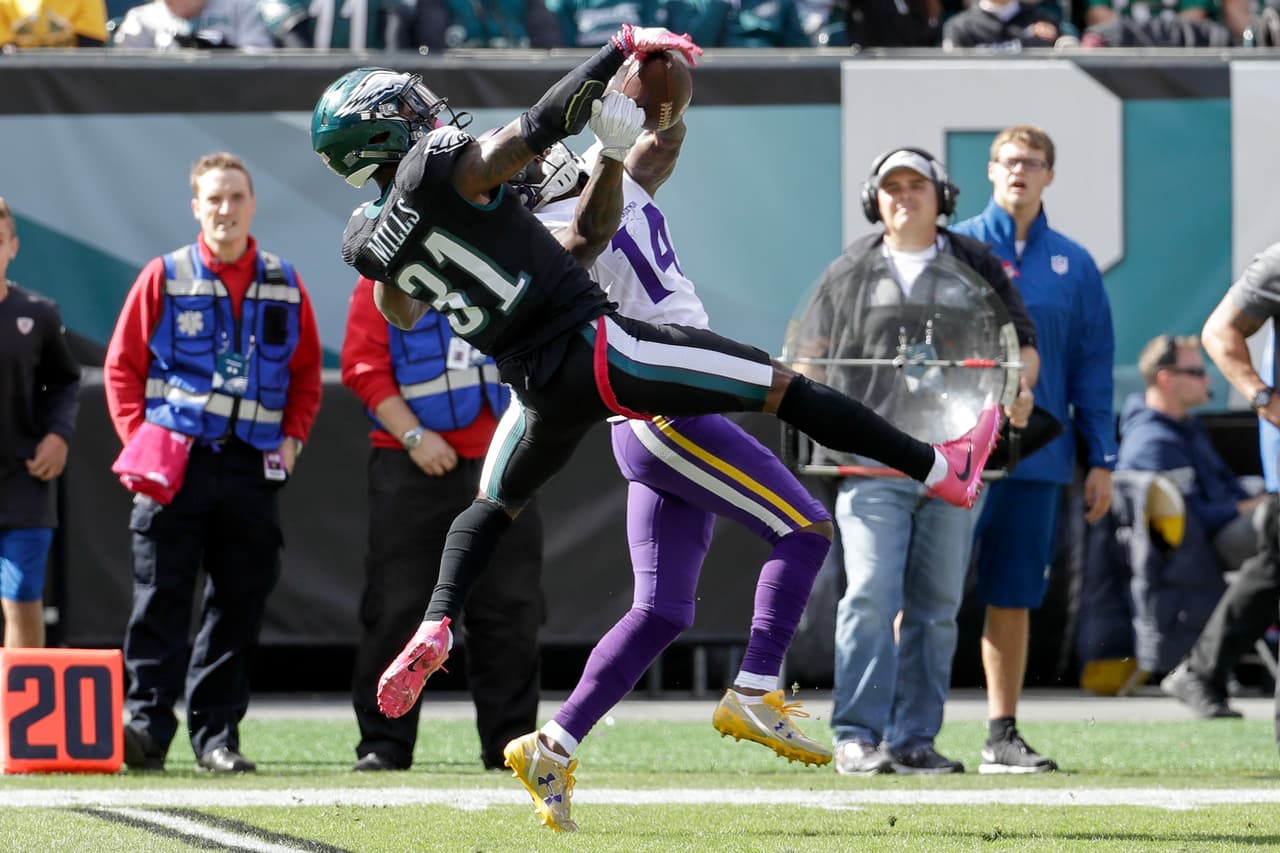 Jalen Mills no dejó que el receptor de los Minnesota Vikings, Stefon Diggs, se llevara este envío, aunque le aplicaron interferencia.