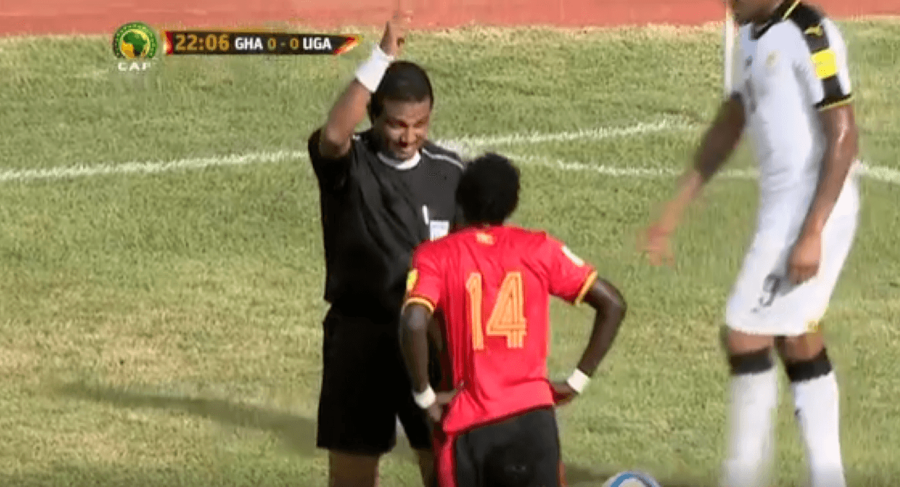 Árbitro muestra tarjeta “transparente” en partido eliminatorio de África