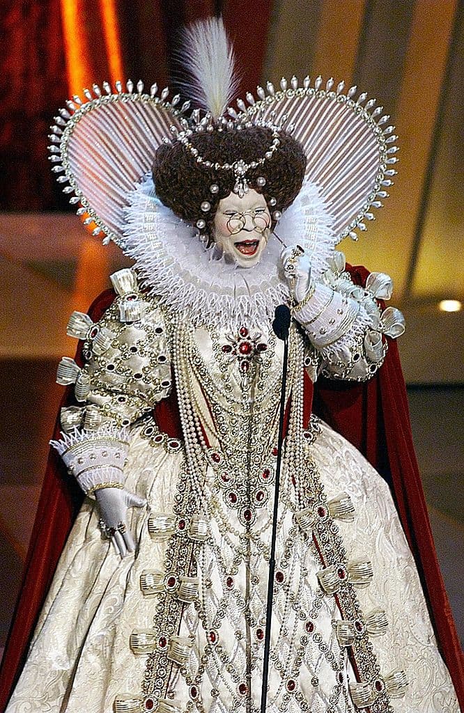 Goldberg hizo historia como la primera mujer en presentar los Premios de la Academia en solitario y la primera afroamericana en presentarlos.