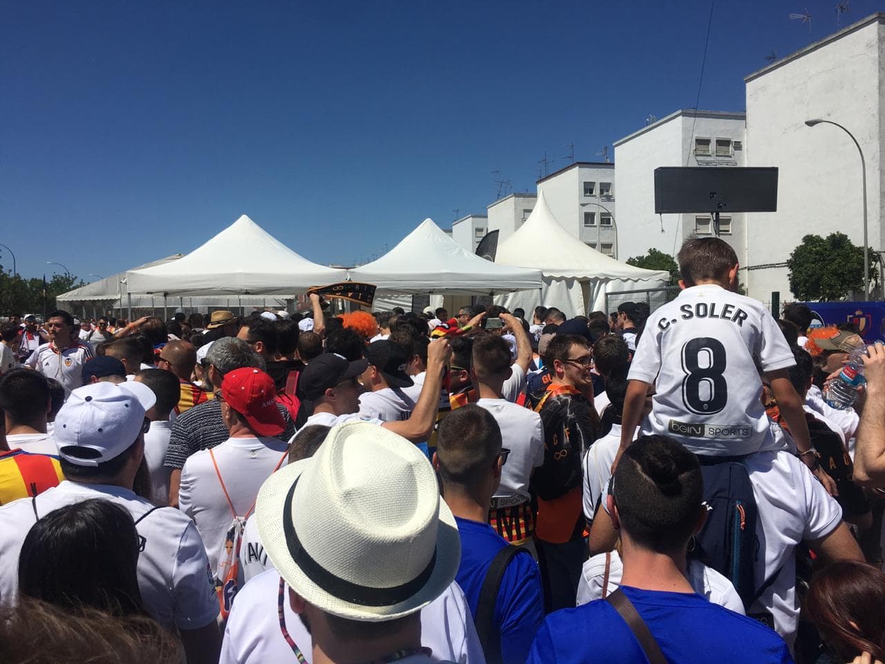 Sevilla ha sufrido el asalto de miles de aficionados del Barcelona y el Valencia, que han llegado con la ilusión de conseguir un título más en su palmarés en esta Copa del Rey. Desde muy temprano han colmado las calles de la ciudad andaluza y los FanFest dispuestos por la Real Federación (RFEF) en las cercanías del Estadio Benito Villamarín.