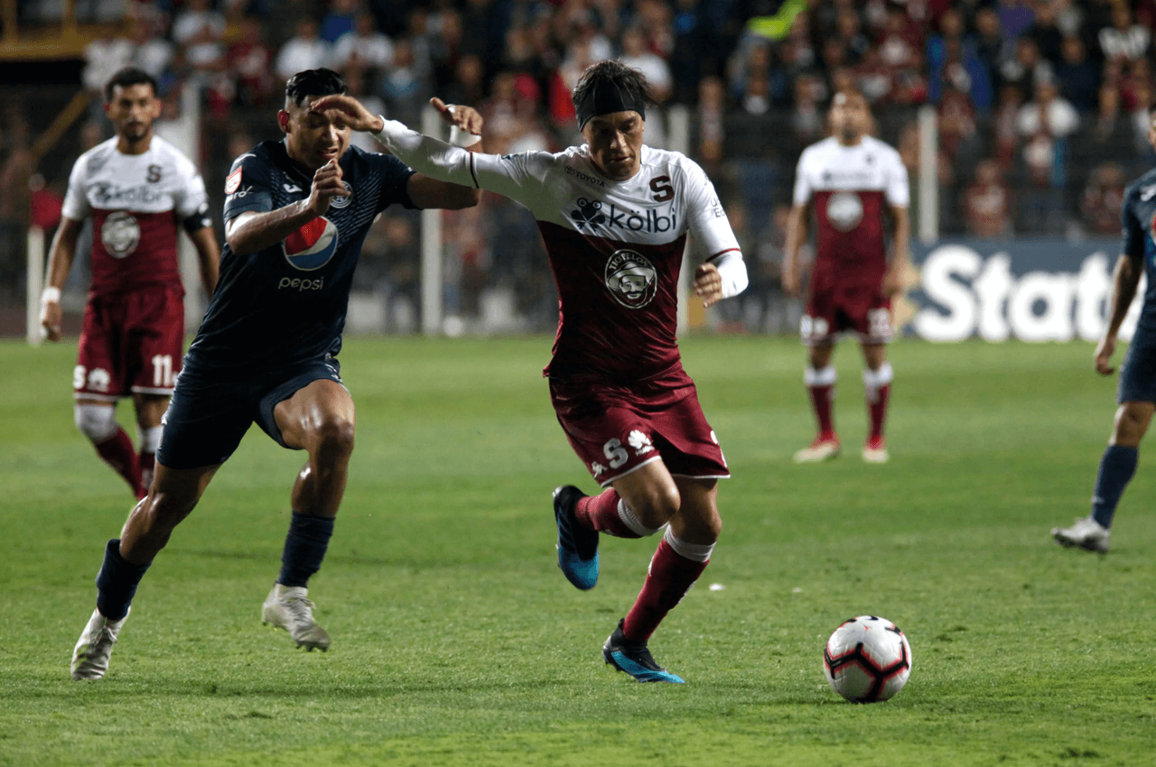 Saprissa venció al Motagua 1-0 con gol de Venegas en la final de ida; Salinas se fue expulsado por doble amarilla.