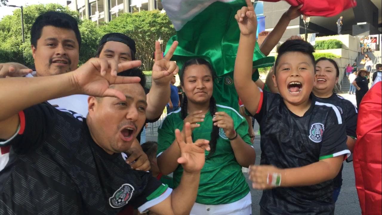 En las afueras del Bank of America Stadium los fanáticos mexicanos se alistan para el juego del Tri contra Martinica por el Grupo A de la Copa Oro.