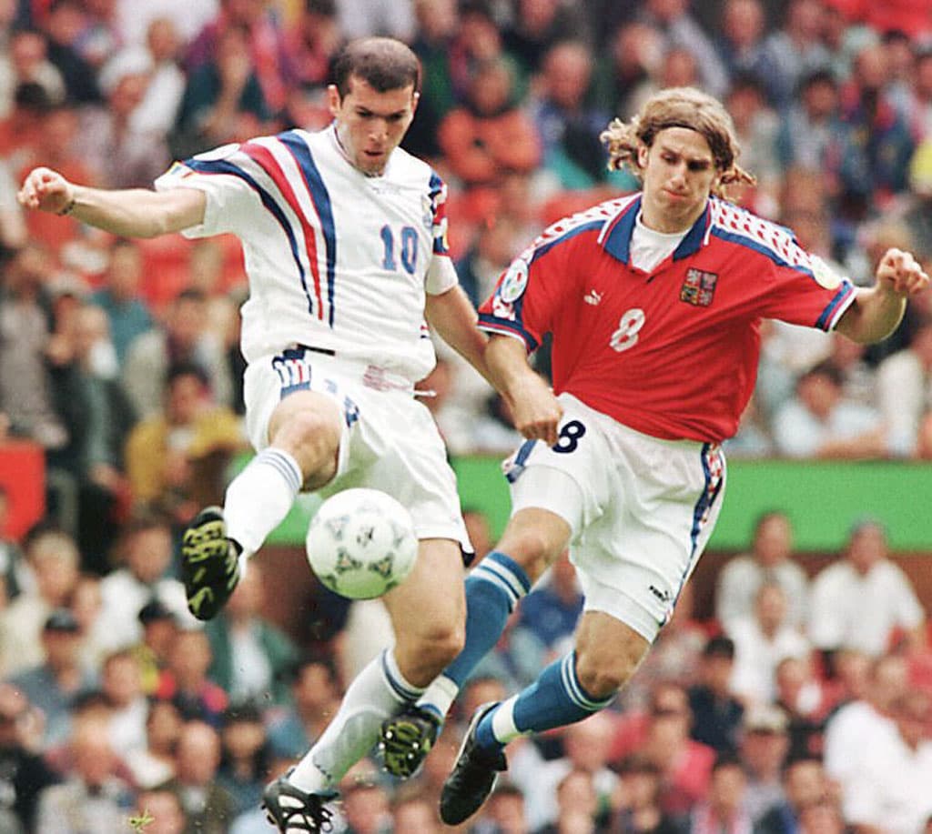 A pesar de tener una actuación no tan buena en la Eurocopa 1996, Zidane alcanzó a guiar a la escuadra francesa hasta las semifinales, que perdieron contra la República Checa.