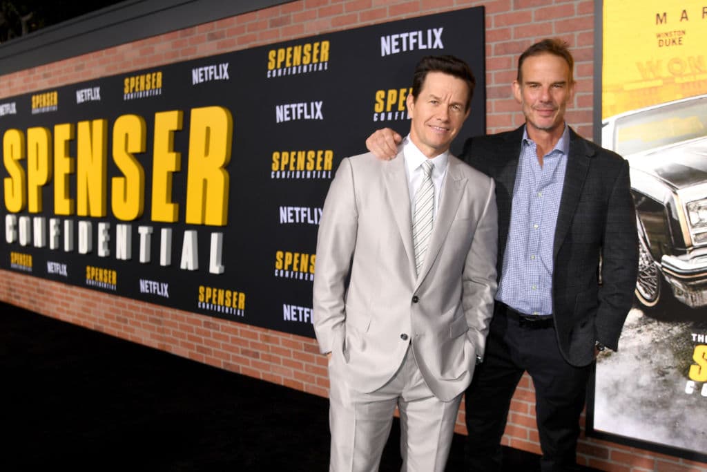 Mark Walbergh es un policía que debe investigar el asesinato de dos policías junto con un nuevo compañero.