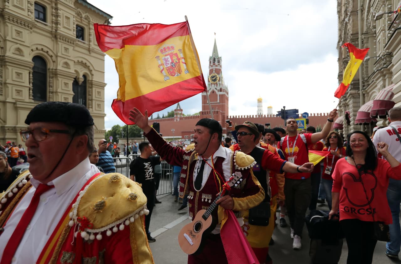 Los fanáticos del duelo entre Rusia y España viven una jornada especial en Moscú y en el estadio de Luzhniki en medio del partido de octavos de final del Mundial de Rusia 2018.