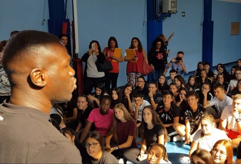 Había jugado futbol mil veces, antes de aquel incidente racista, por lo que no podía entender la actitud de la afición de la Lazio.