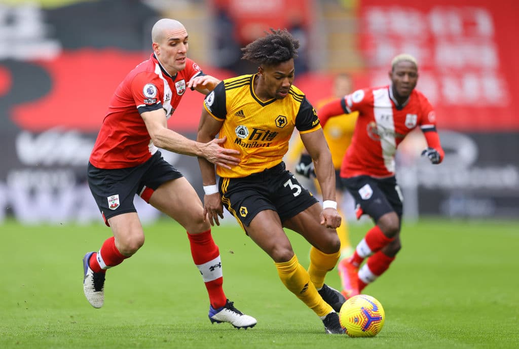 Wolverhampton se impone a Southampton 2-1 en la Premier League. Danny Ings se encargaba de poner arriba a su equipo, pero los Wolves remontaron y se llevaron el partido con goles de Rubén Neves de penal y, el segundo gol corrió a cargo de Pedro Neto al minuto 66 y ya escalan a la 12va posición de la tabla.