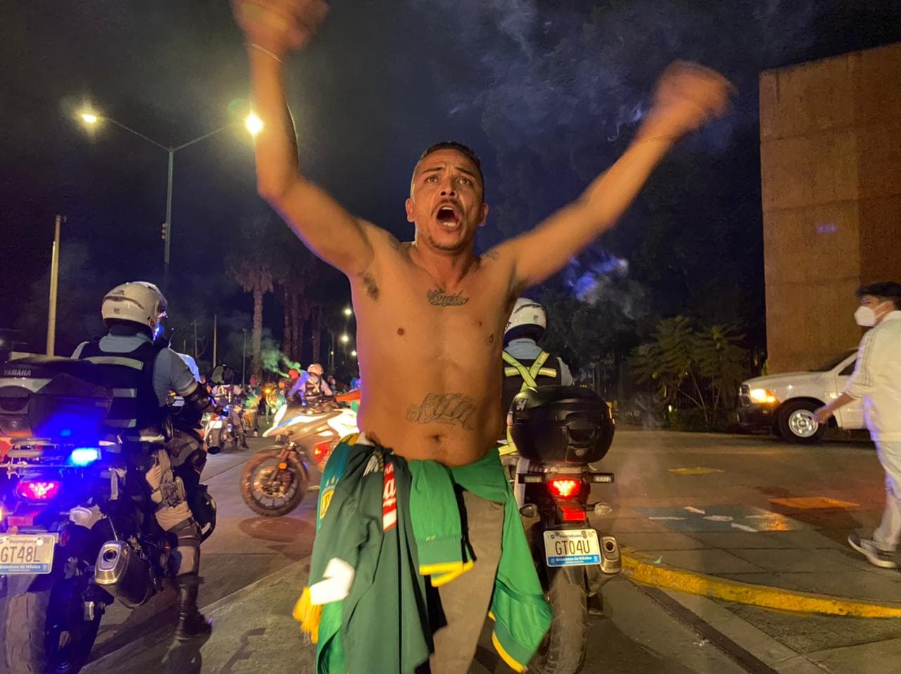 Los equipos llegan al estadio y son recibidos por miles de aficionados de la fiera, que quieren ver a su equipo levantar la novena copa de Liga MX.