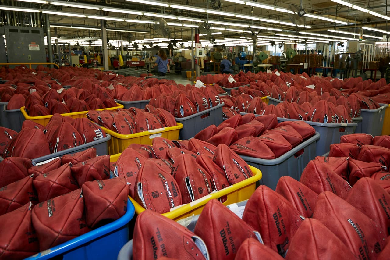 Se fabrican un total de 216 balones en específico para el Super Bowl cada año y se le entregan 108 a cada equipo. Cada ovoide se corta, estampa, cose, ata, infla y moldea antes de embarcarse.