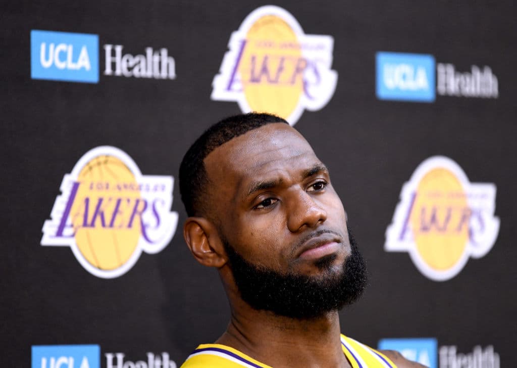 Tras un par de estancias con los Cleveland Cavaliers y otra con el Miami Heat, James llega a Los Ángeles a un equipo plagado de joven talento que lo verá como el papá, como el tutor.