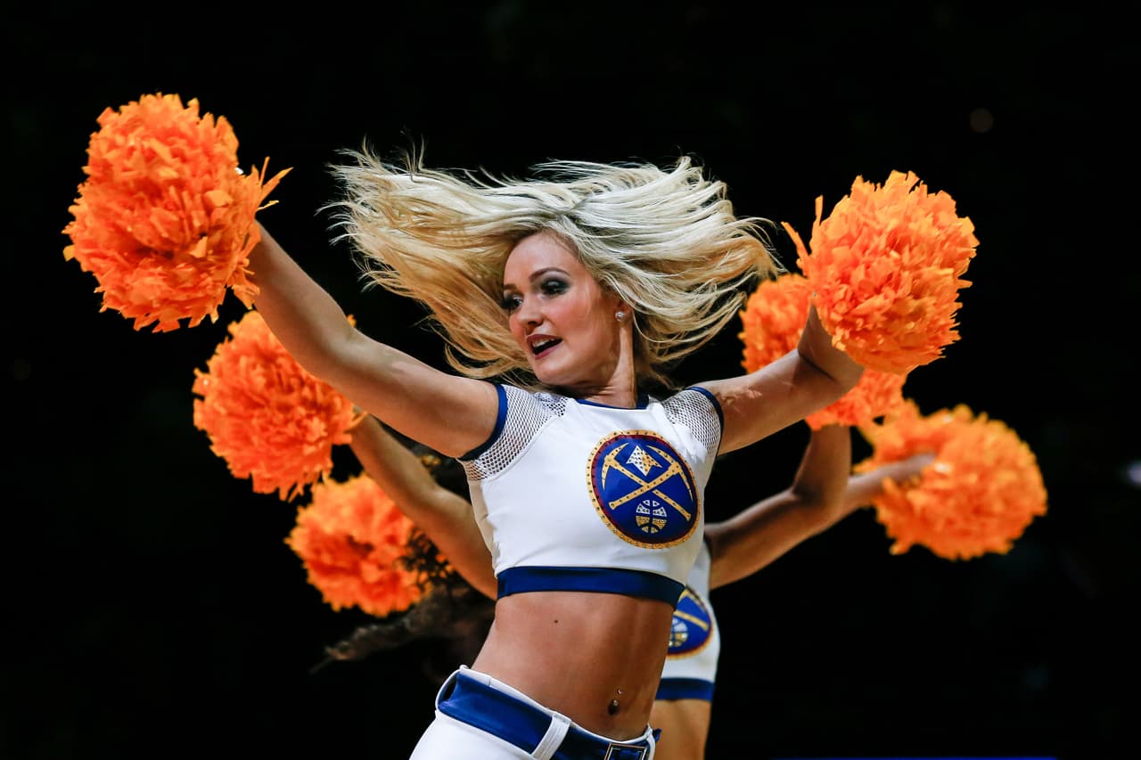 Las porristas de los Nuggets también lo dejaban todo en sus momentos de brillo para apoyar al equipo en este primer triunfo.